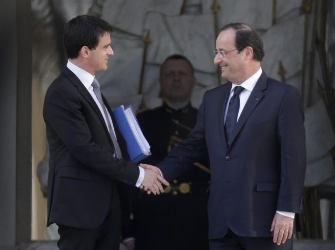France's newly-named Prime Minister Manuel Valls (L) shakes hands with French President Francois Hollande as he leaves the Elysee Palace in Paris April 2, 2014. REUTERS/Philippe Wojazer (FRANCE - Tags: POLITICS)