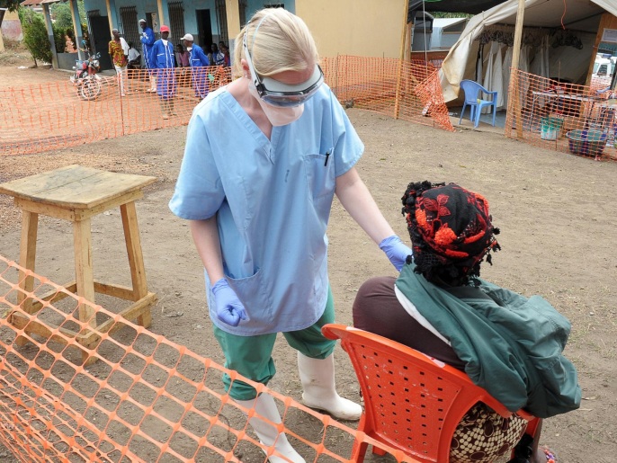 ‪التعامل مع مرضى إيبولا يجب أن يتم مع اتخاذ إجراءات وقاية صارمة‬  (غيتي/ الفرنسية)