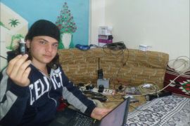 الشاب محمد ناصير في غرفة ابتكاراته المتواضعة وهو انقطع عن دراسته الثانوية بسبب الملاحقة الامنية
