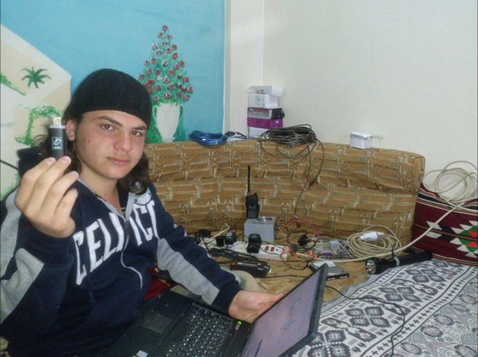 الشاب محمد ناصير في غرفة ابتكاراته المتواضعة وهو انقطع عن دراسته الثانوية بسبب الملاحقة الامنية