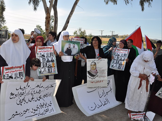 عائلات أسرى 48 تعتصم قبالة معتقل شطة تطالب بإطلاق سراح الأسرى القدامى