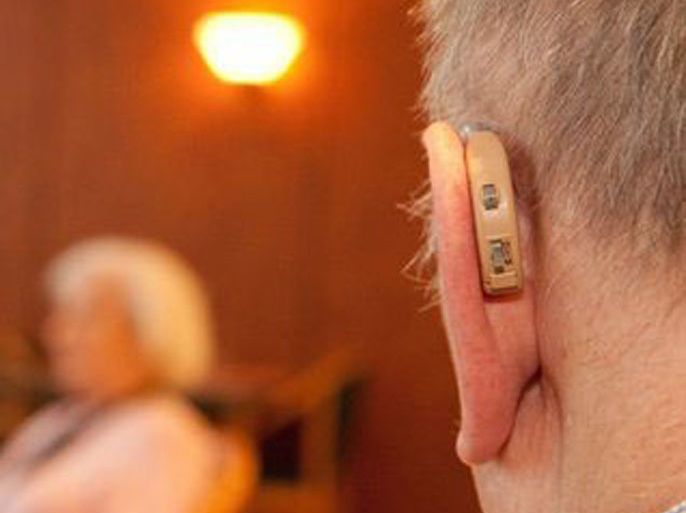 على الأشخاص الذين يرتدون أجهزة سمع فحص وتنظيف القناة السمعية لدى الطبيب كل ثلاثة أشهر لتجنب زيادة إفرازات شمع الأذن