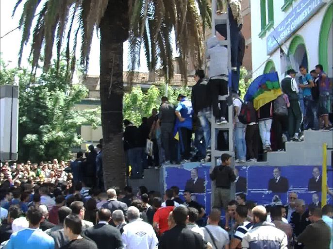 جانب من وقفة احتجاجية أمام مقر بلدية تيزي وزو بعد مسيرة انطلقت من امام الجامعة.