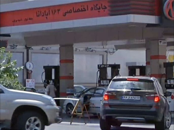 قفزت اسعار البنزين في ايران بما يصل الى خمسة وسبعين في المئة مع خفض الدعم الحكومي للوقود.