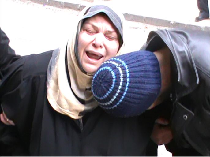 إحدى الأمهات اللواتي فقدن بناتهن في مجزرة كرم الزيتون