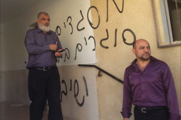 مدخل مسجد الرحمة في قرية الفريديس تم تلطيخه بشعارات عنصرية بالعبرية أمس