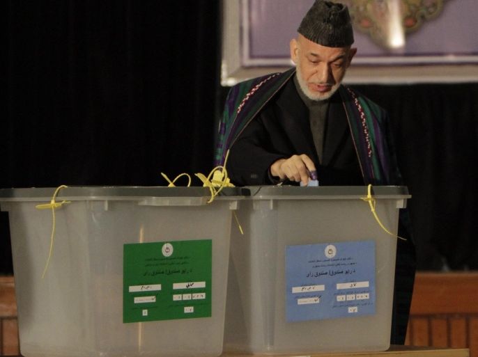 Afghan President Hamid Karzai casts his ballot at a polling station during the Presidential elections in Kabul, Afghanistan, 05 April 2014. Afghanistan began voting 05 April, for a new president amid fears of violence and insecurity. Thousands of Afghans lined up at polling centres in Kabul from early morning to cast their ballots.