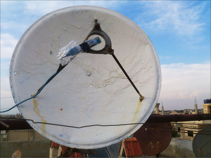 ‪الناشطون استخدموا الصحون اللاقطة لتقوية إشارة شبكات الاتصالات الأردنية‬ (الجزيرة)