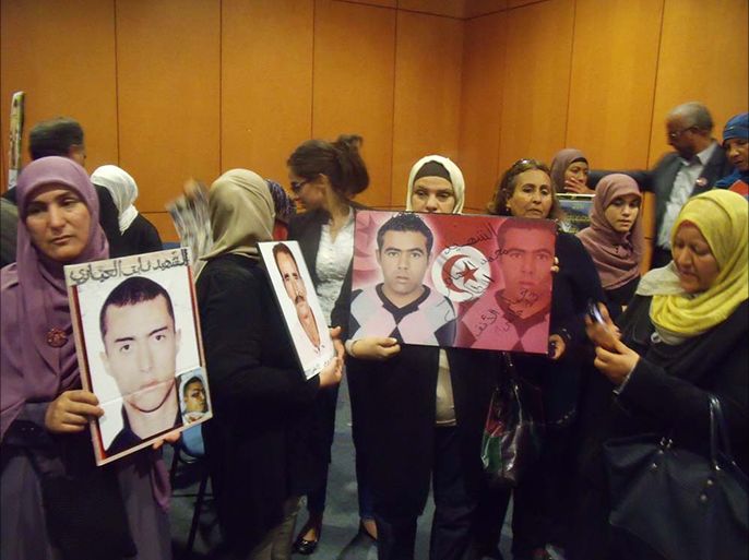 أهالي الضحايا يبدأون احتجاجات ضدّ العقوبات المخففة لرموز النظام السابق (أفريل/نيسان 2014 في نزل أفريكا بالعاصمة تونس)