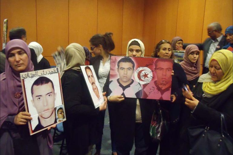 أهالي الضحايا يبدأون احتجاجات ضدّ العقوبات المخففة لرموز النظام السابق (أفريل/نيسان 2014 في نزل أفريكا بالعاصمة تونس)