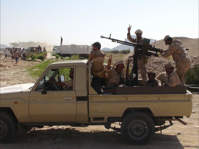 طقم للجيش اليمني في استعداد لمواجهة عناصر القاعدة الجزيرة نت
