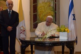 البابا وشيمون بيريز في يافة