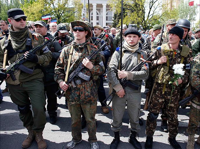 Armed pro-Russia rebels stand guard during celebrations to mark Victory Day in Donetsk, eastern Ukraine May 9, 2014. Russian President Vladimir Putin praised the Soviet role in defeating fascism on Friday, the anniversary of the World War Two victory over Nazi Germany, and said those who defeated fascism must never be betrayed. REUTERS/Marko Djurica (UKRAINE - Tags: ANNIVERSARY POLITICS CONFLICT MILITARY)