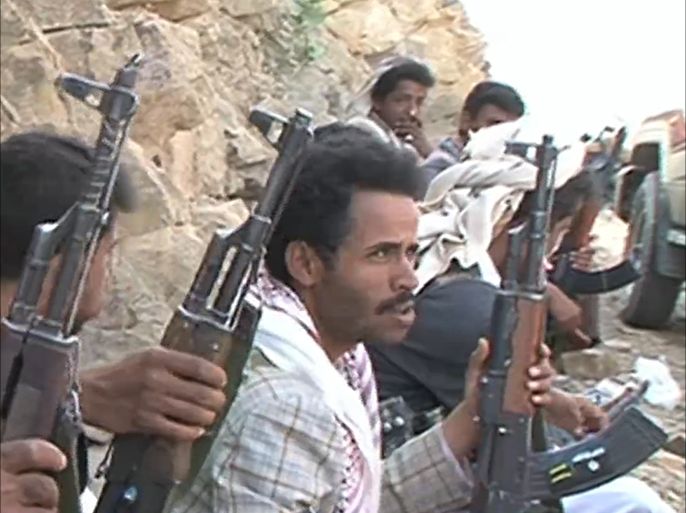 مقتل ثلاثة من الجيش اليمني وسبعة من الحوثيين في تجدد للاشتباكات بعمران شمالي صنعاء.