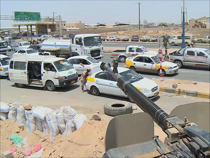 ‪‬ إجراءات أمنية مشددة ونقاط تفتيش في صنعاء(الجزيرة)