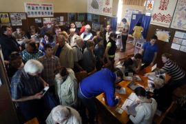 Ukrainian people stand in line to vote at a polling station in Donetsk, Ukraine, 11 May 2014. About 3 million residents of Ukraine's eastern Donetsk and Lugansk regions vote on 11 May on whether they want to remain part of Ukraine. The pro-Russian organizers of the referendum are pushing ahead with the vote despite Russian President Vladimir Putin appealing to them to postpone it.