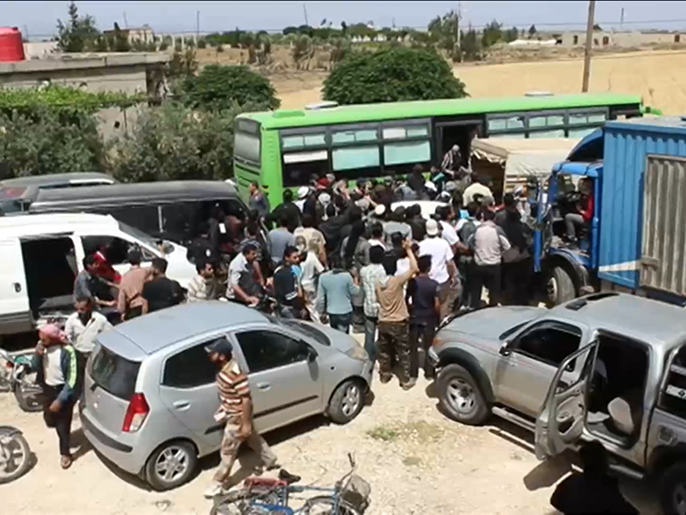 ‪مقاتلو المعارضة خرجوا من حمص عقب اتفاق مع النظام‬  (الجزيرة-أرشيف)