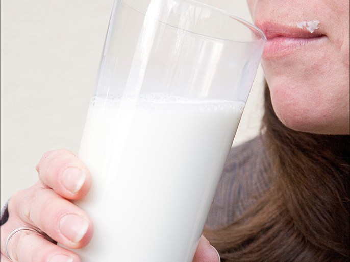 الحليب الخام مرتع للبكتيريا التي تهدد صحة الأطفال والحوامل كبار السن. (النشر مجاني لعملاء وكالة الأنباء الألمانية “dpa”. لا يجوز استخدام الصورة إلا مع النص المذكور وبشرط الإشارة إلى مصدرها.) عدسة: dpa