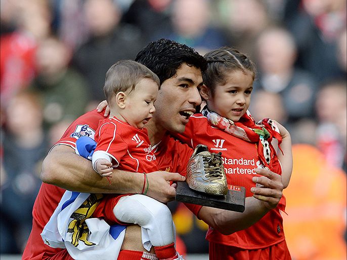 epa04201530 Liverpool's Luis Suarez (C) with his children holds onto the Golden Boot which he was awarded after scoring 31 goals in the season after the English Premier League soccer match between Liverpool and Newcastle United played at the Anfield Road, in Liverpool, Britain, 11 May 2014