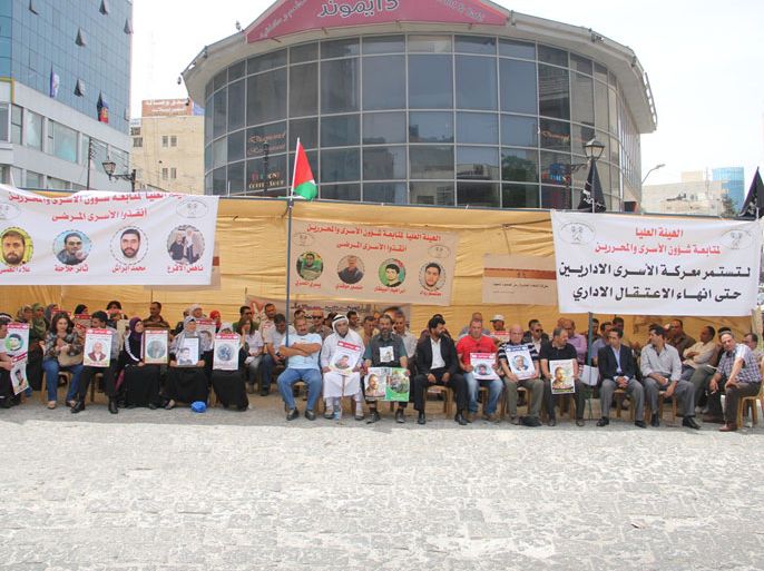 جانب من فعاليات التضامن مع الأسرى الإداريين المضربين في السجون الإسرائيلية بمدينة رام الله في الضفة الغربية. 7إبريل/نيسان 2014 (تصوير عوض الرجوب-الجزيرة نت)