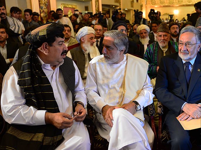 Afghan presidential candidate Abdullah Abdullah (C) talks with presidential candidate Gul Agha Shirzai (L) and presidential candidate Zalmai Rassoul (R) during a joint conference in Kabul on May 11, 2014