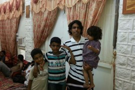 صورة تجمع الطفل عادل باخوته قبل أيام من مغادرته المنزل العائلي بعدن