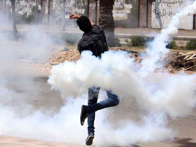 ‪قوات الأمن أطلقت الغاز المدمع لتفريق مظاهرة في المدينة الطلابية لجامعة الأزهر‬ (أسوشيتد برس)