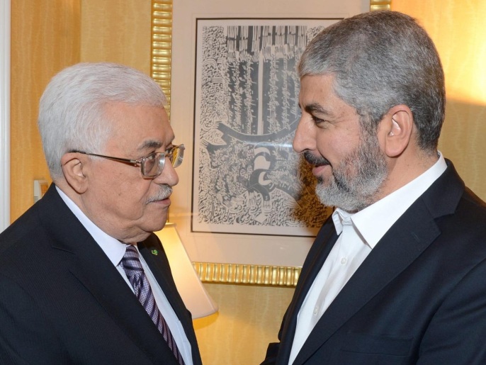 عباس ومشعل في أول لقاء بينهما منذ يناير/كانون الثاني 2013 بالقاهرة (الأوروبية)