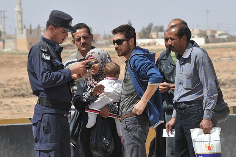 رجل أمن اردني يدقق في هويات الداخلين والخارجين للمخيم (2)