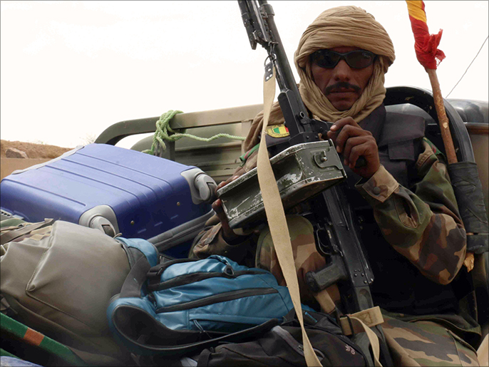 ‪جندي مالي خلال معارك جرت قبل نحو عام ضد متمردين شمالي مالي‬ (الفرنسية)