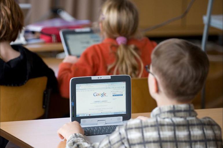 أعلنت شركة غوغل، عملاق شركة البرمجيات على الإنترنت، عن خدمة جديدة تسمى بـ"غوغل كلاسروم": وهي منصة جديدة لمساعدة المعلمين والطلاب في تنظيم مهامهم باستخدام بريد غوغل الإلكتروني ومحرر مستندات وميزات صوتية ومحرك جديد.