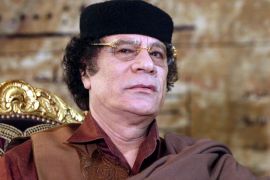 epa03728252 (FILE) A file picture dated 19 February 2005 shows former Libyan leader Muammar Gaddafi during a meeting with then Egyptian President Hosni Mubarak at Itehadeya Presidential palace in Cairo, Egypt. Media reports on 02 June 2013 state that South African officials are investigating claims that ex-Libyan leader Muammar Gaddafi and his family have hidden 701 million euros or 1 billion US dollars of assets in the country. EPA/KHALED EL-FIQI- معمر القذافي