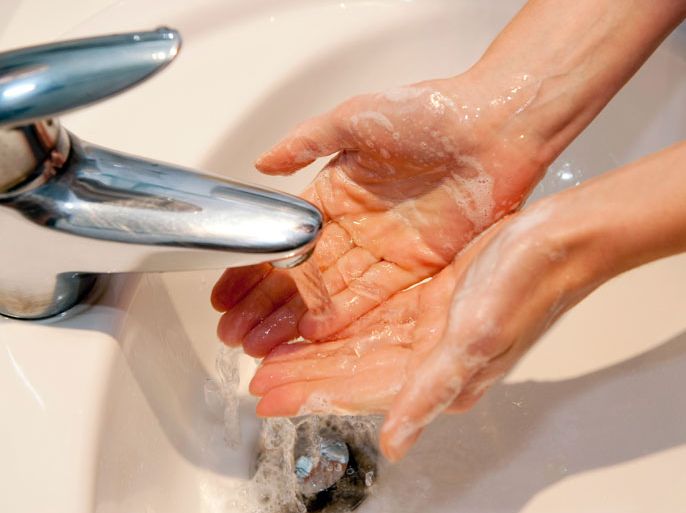لقتل الجراثيم ينبغي غسل اليدين بالصابون تحت مياه جارية لمدة لا تقل عن 20 ثانية مع تنظيف راحة وظهر اليد والفراغات بين الأصابع