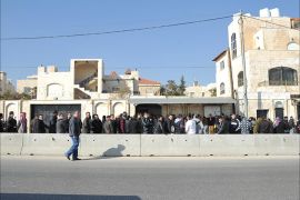 عدد من السورين المقيمين في الأردن يصطفون أمام سفارة بلادهم في عمان في مراجعات اعتيادية (الجزيرة نت -أرشيف)