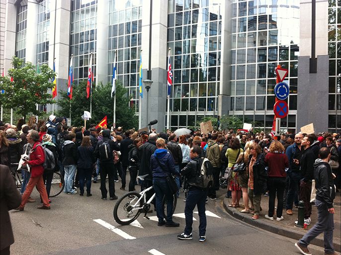 متظاهرون ضد قدوم زعيم الجبهة الوطنية الفرنسية، مارين لوبان، إلى بروكسل وضد صعود اليمين المتطرف في أوروبا