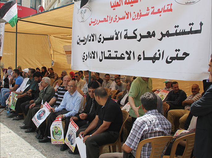 35 أسيرا إداريا انضموا ل 140 آخرين يضربون عن الطعام منذ 22 يوما. 6 مايو/أيار 2014 (تصوير: عوض الرجوب-الجزيرة نت)