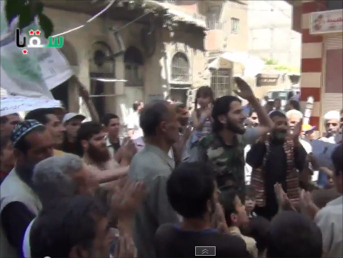 ‪متظاهرون يطالبون بسقوط نظام الأسد‬ (ناشطون)