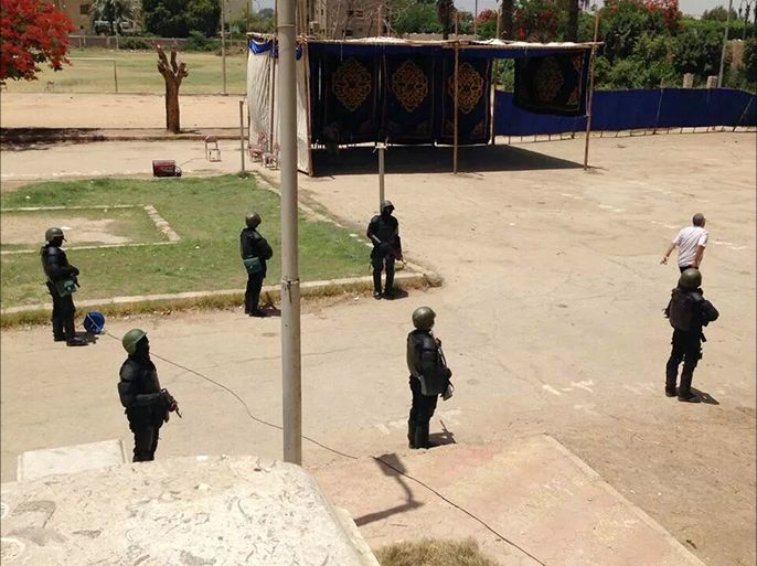 قوات الأمن داخل احدى اللجان بمحافظة المنيا جنوب مصر