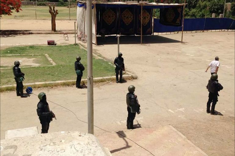 قوات الأمن داخل احدى اللجان بمحافظة المنيا جنوب مصر