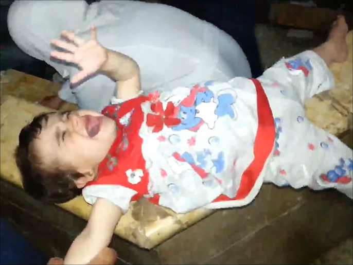 صورة بثها ناشطون لطفلة أصيبت باختناق حاد جراء قصف كفرزيتا 