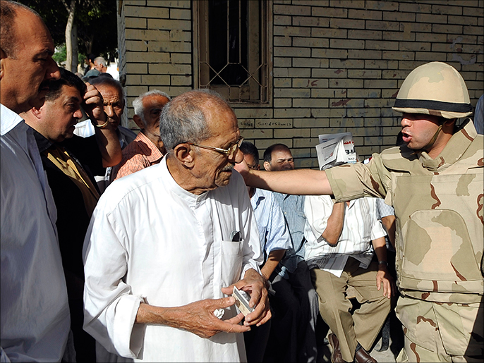 إجراءات أمنية مشددة للجيش والشرطة حول اللجان الانتخابية بالإسكندرية (الجزيرة نت)