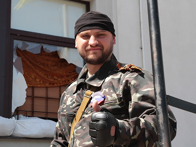 أحد المسلحين الانفصاليين يقف أمام مبنى إدارة منطقة لوهانسك (الجزيرة نت)