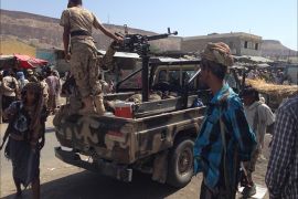 تعيش بلدة المحفد بمحافظة أبين هدوء حذر منذ سيطرة الجيش اليمني عليها وتحريرها من مسلحي القاعدة(الجزيرة)
