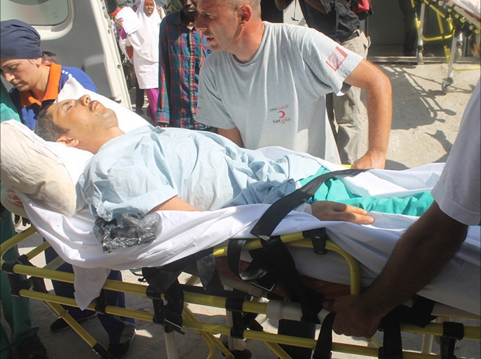 موظفون أتراك من هلال الأحمر التركي الذين أصيبوا في عملية تفجيرية في مقديشو منتصف إبريل عام 2013 (الجزيرة نت)