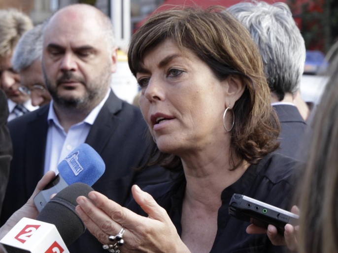 وزيرة داخلية بلجيكا تتحدث للإعلام عند موقع الهجوم (أسوشيتد برس)
