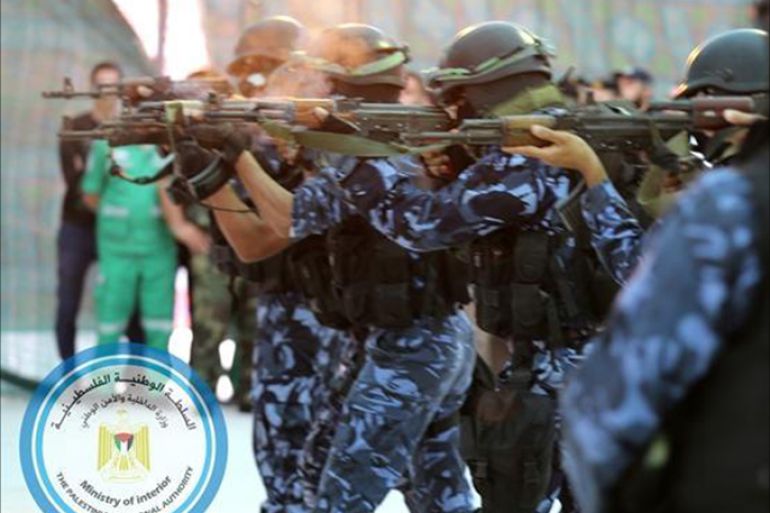 لحظة اعدام أحد المتخابرين رميا بالرصاص - صور مصدرها وزارة الداخلية المقالة