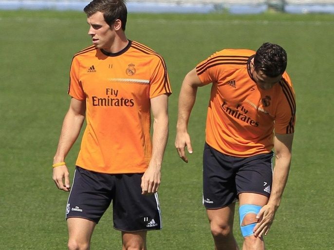 Real Madrid's Portuguese striker Cristiano Ronaldo (R) and Welsh midfielder Gareth Bale take part in a training session at Valdebebas sports complex in Madrid, Spain, 10 May 2014. The Real Madrid will face Celta Vigo in a Spain's Primera Division League soccer match at Balaidos stadium on 11 May 2013.