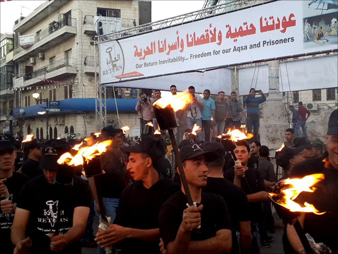 ‪انطلاق فعاليات إحياء ذكرى النكبة بمسيرة مشاعل في رام الله‬ (الجزيرة)