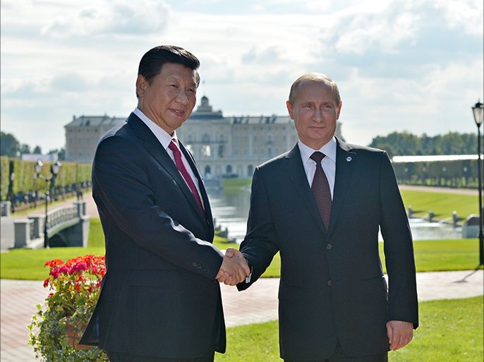 epa03851915 Chinese President Xi Jinping (L) and Russian President Vladimir Putin (R) shakes hands before a meeting of the heads of delegations of BRICS countries at the G20 Summit in St. Petersburg, Russia, 05 September 2013. EPA/ALEXEY KUDENKO / POOL