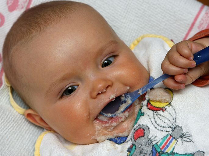 ARCHIV - Das sieben Monate alte Baby Amira aus dem brandenburgischen Sieversdorf hat den Mund mit Brei verschmiert, aufgenommen am 08.05.2007. Der weltgrِكte Nahrungsmittelkonzern Nestlé («Alete») übernimmt für fast neun